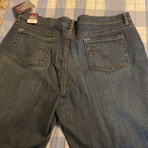 Stylish Gloria Vanderbilt jeans, size 18